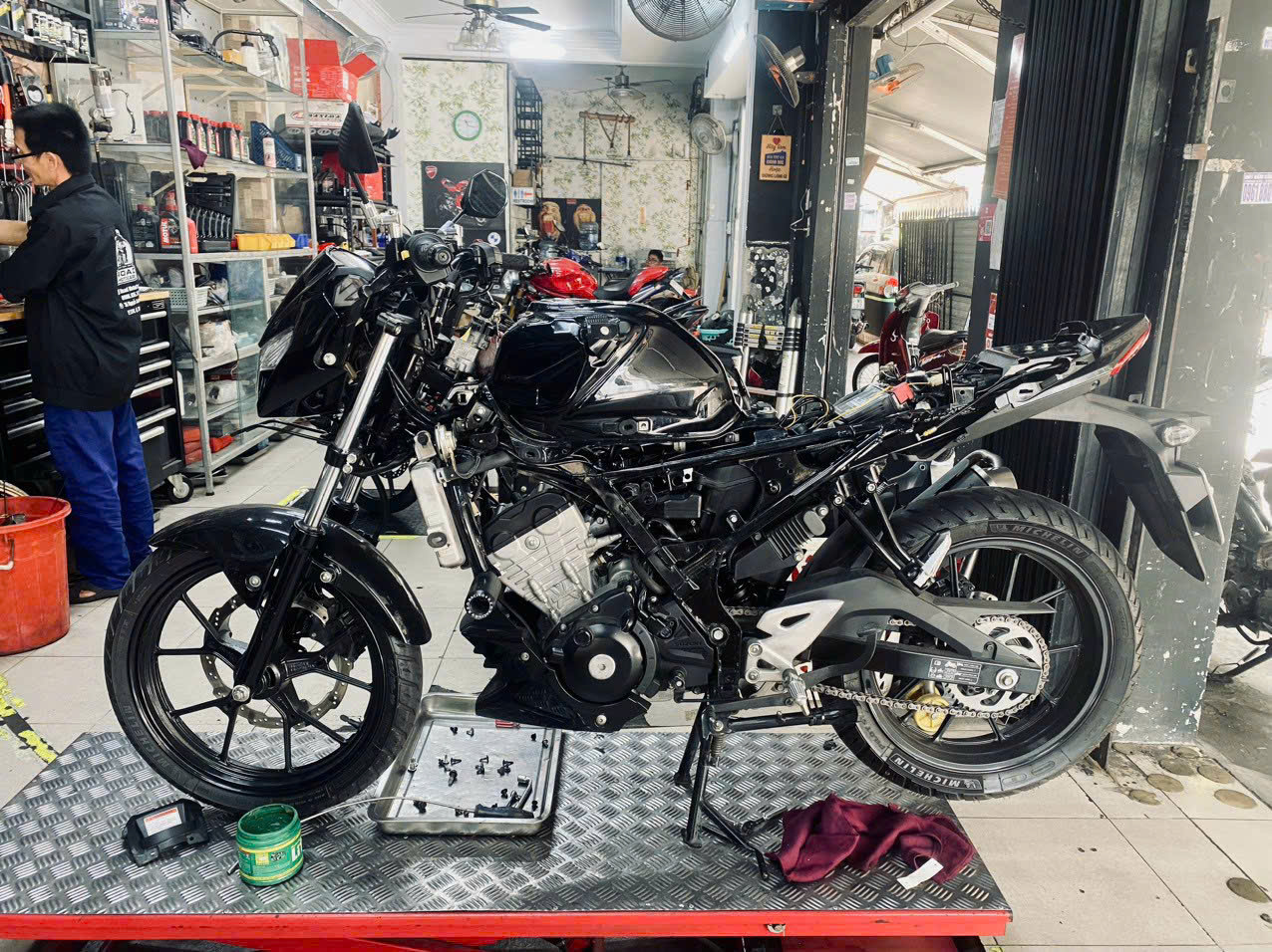 Hình ảnh thực tế dịch vụ sửa xe vespa tận nơi